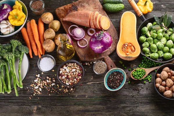 Rustik Ahşap Arka Plan Üzerinde Sağlıklı Yemek Için Taze Malzemelerle — Stok fotoğraf
