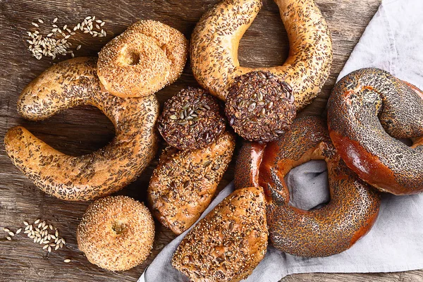 Stillleben Von Frischem Vollkorn Mischbrot Auf Rustikalem Holztisch — Stockfoto