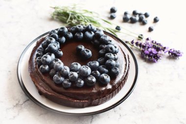 Yaban mersini ile çikolatalı kek. Tatlı pasta tatlı