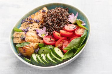 Kızarmış tavuk ve quinoa ile sağlıklı kase. Dengeli yemek kase.