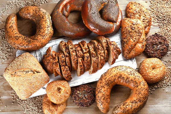 Draufsicht Auf Frisches Vollkorn Mischbrot Auf Rustikalem Holztisch — Stockfoto