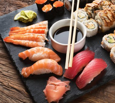 Sushi Set nigiri, suşi rulo ve sashimi servis taş kayrak.