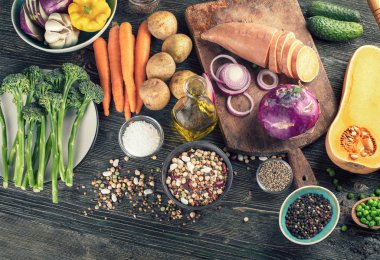 Rustik ahşap arka plan üzerinde sağlıklı yemek için taze malzemeler. Vegan, Vejetaryen veya diyet gıda kavramı. Üstten görünüm