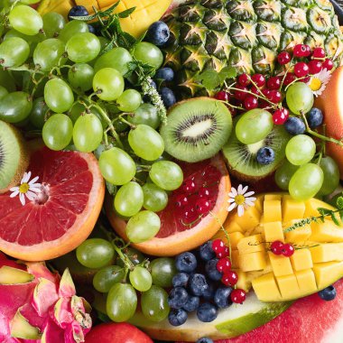 Taze meyve ve çilek tabağı. Üstten görünüm. Vejetaryen mutfağı