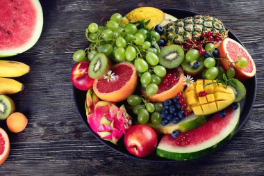 Taze meyve ve çilek tabağı. Üstten görünüm. Vejetaryen mutfağı