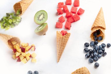 Çeşitli meyve ve çilek gözleme koni içinde. Sağlıklı tatlı. Düz yatıyordu