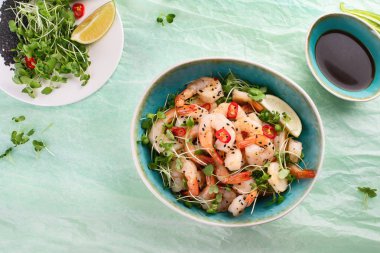 soya sosu ve siyah susam ile karides. Asya gıda. Üstten görünüm