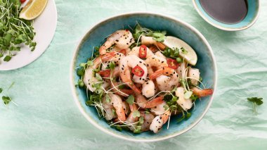 soya sosu ve siyah susam ile karides. Asya gıda. Üstten görünüm