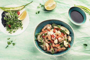 soya sosu ve siyah susam ile karides. Asya gıda. Üstten görünüm