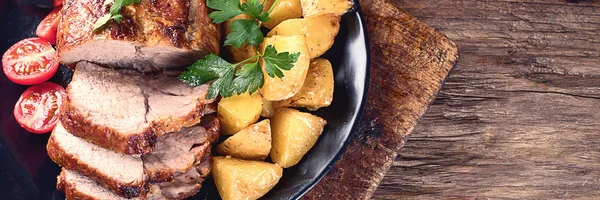 Schweinebraten Mit Kräutern Und Gemüse Auf Rustikalem Holztisch — Stockfoto