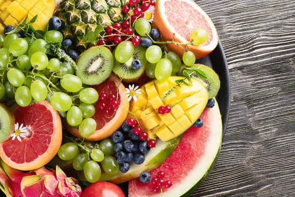 新鲜水果和浆果拼盘 顶部视图 素食食谱 — 图库照片