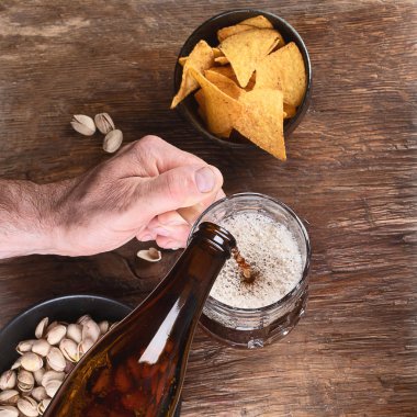 Bira cam şişe içine dökülen adam