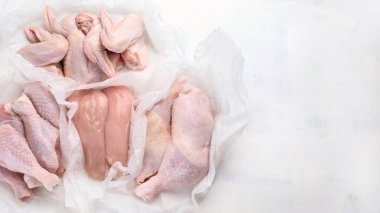 Çiğ tavuk eti. Üstten görünüm. Sağlıklı bir diyet yemek