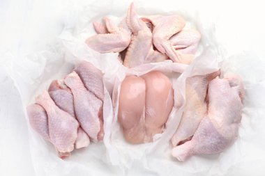 Çiğ tavuk eti. Üstten görünüm. Sağlıklı bir diyet yemek