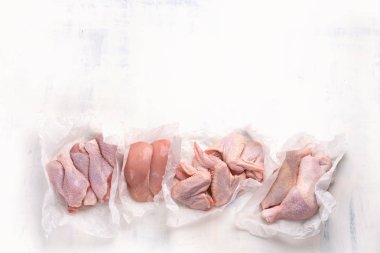 Çiğ tavuk eti. Üstten görünüm. Sağlıklı bir diyet yemek