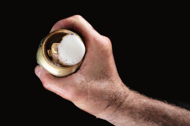 Siyah arka plan üzerine elinde bira olabilir