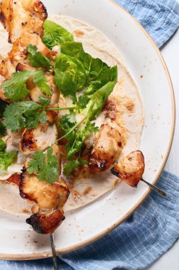 Tavuk şiş plaka üzerinde. Üstten görünüm