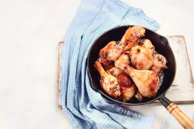 Demir tavada kızarmış tavuk budu. Üstten görünüm