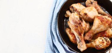 Demir tavada kızarmış tavuk budu. Üstten görünüm