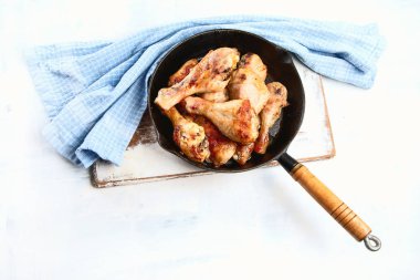 Demir tavada kızarmış tavuk budu. Üstten görünüm