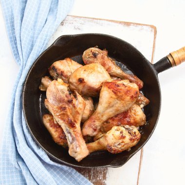 Demir tavada kızarmış tavuk budu. Üstten görünüm