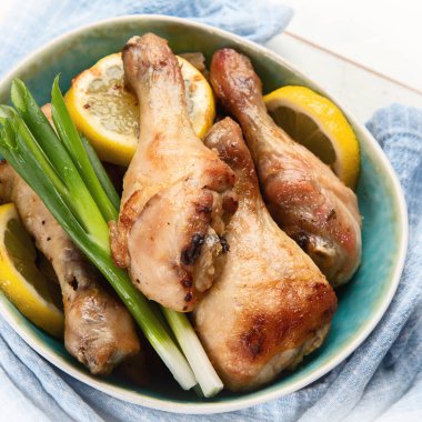 Kavrulmuş tavuk budu. Yaz glilled gıda. 