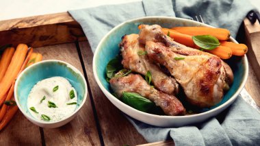 Kavrulmuş tavuk budu. Yaz glilled gıda. 