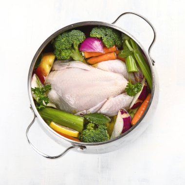 Sebzeli tavuk çorbası. Yemek pişirmek için hazır. Sağlıklı beslenme beslenme kavramı