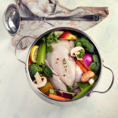 Sebzeli tavuk çorbası. Yemek pişirmek için hazır. Sağlıklı beslenme beslenme kavramı