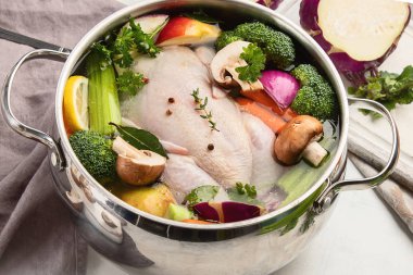 Sebzeli tavuk çorbası. Yemek pişirmek için hazır. Sağlıklı beslenme beslenme kavramı