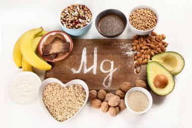 Magnezyum bakımından zengin gıdalar. Üstten görünüm. Sağlıklı beslenme