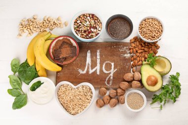 Magnezyum bakımından zengin gıdalar. Üstten görünüm. Sağlıklı beslenme