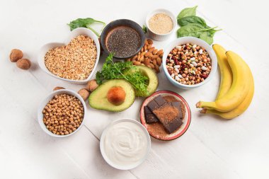 Magnezyum bakımından zengin gıdalar. Üstten görünüm. Sağlıklı beslenme