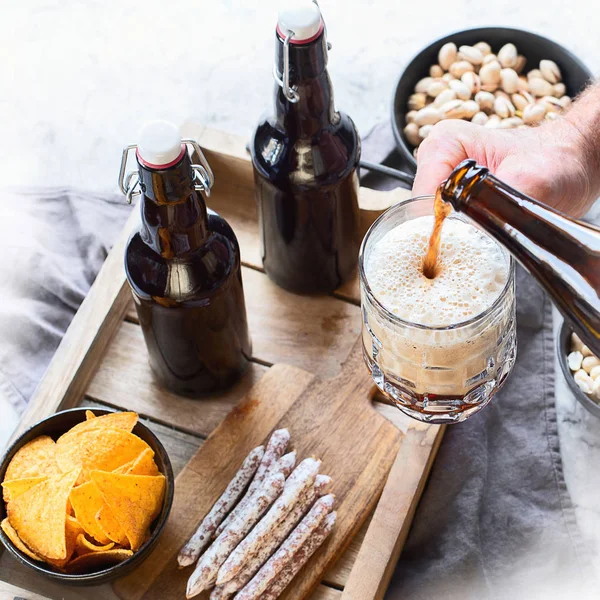 Man Bier Gieten Glas Uit Fles — Stockfoto