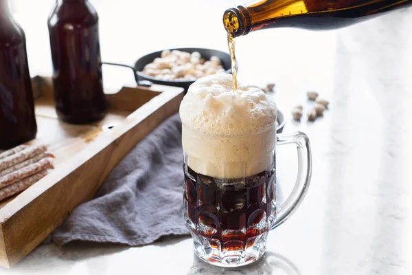 Verter Cerveza Botella Vaso — Foto de Stock