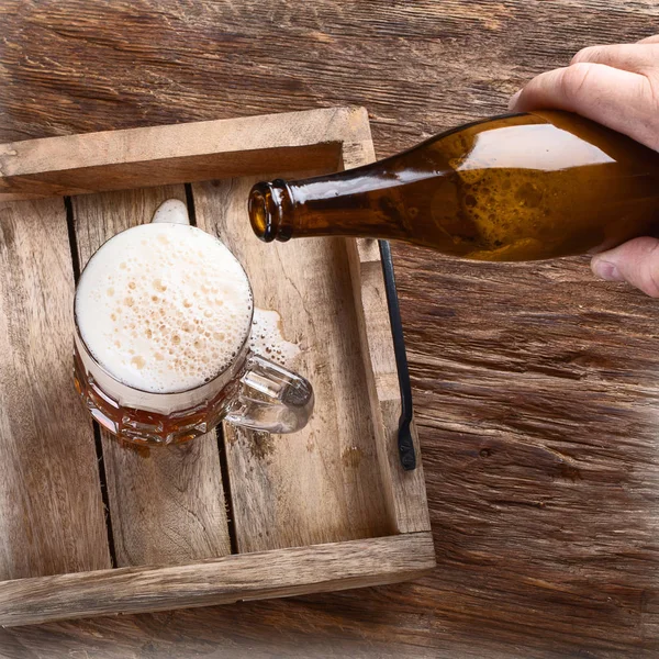 Homem Derramando Cerveja Vidro Garrafa — Fotografia de Stock