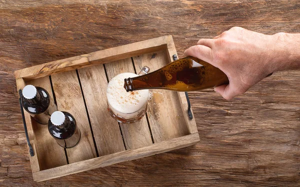 Homme Verser Bière Dans Verre Bouteille — Photo