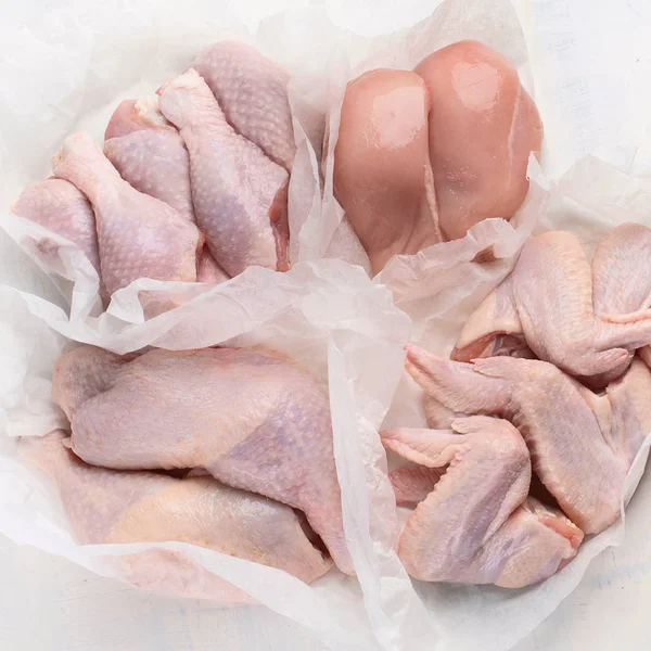 Çiğ tavuk eti. Üstten görünüm. Sağlıklı bir diyet yemek