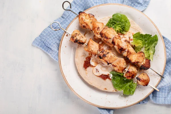 Tavuk şiş plaka üzerinde. Üstten görünüm