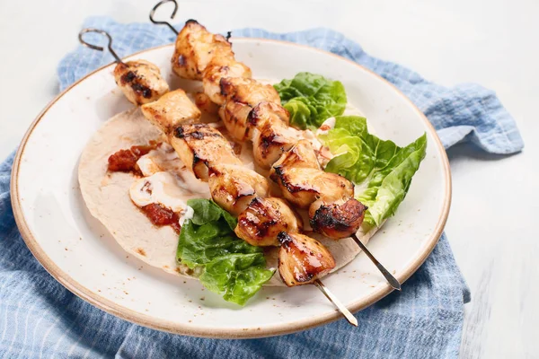 Tavuk şiş plaka üzerinde. Üstten görünüm