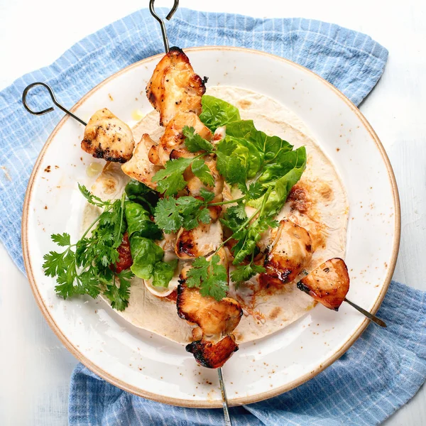 Tavuk şiş plaka üzerinde. Üstten görünüm