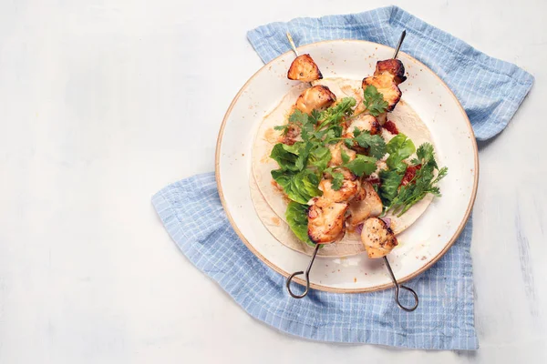 Tavuk şiş plaka üzerinde. Üstten görünüm