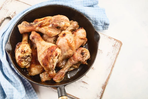 Demir tavada kızarmış tavuk budu. Üstten görünüm