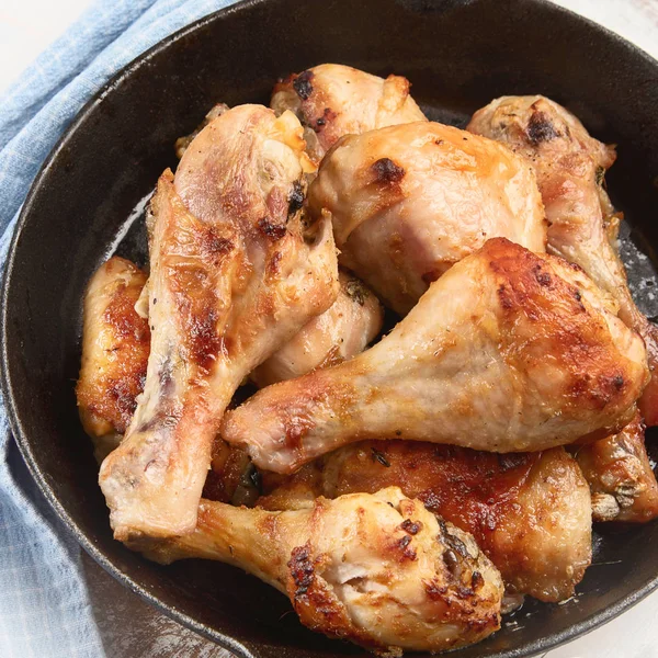 Demir tavada kızarmış tavuk budu. Üstten görünüm