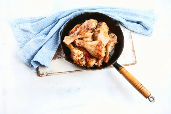 Demir tavada kızarmış tavuk budu. Üstten görünüm