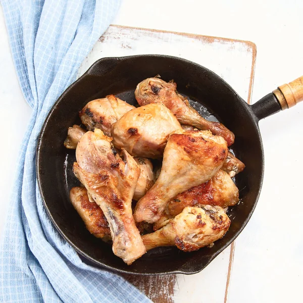 Demir tavada kızarmış tavuk budu. Üstten görünüm