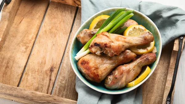 Kavrulmuş tavuk budu. Yaz glilled gıda. 