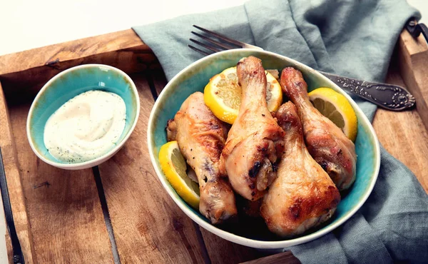 Kavrulmuş tavuk budu. Yaz glilled gıda. 