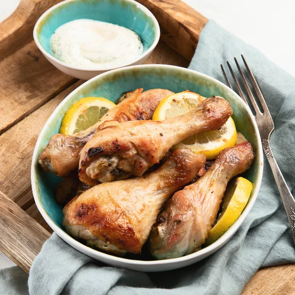 Kavrulmuş tavuk budu. Yaz glilled gıda. 