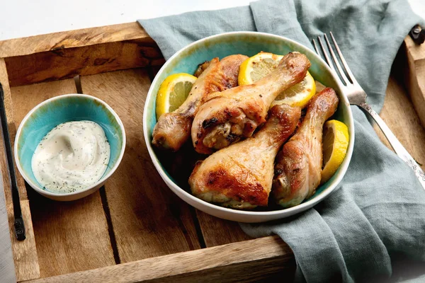 Kavrulmuş tavuk budu. Yaz glilled gıda. 